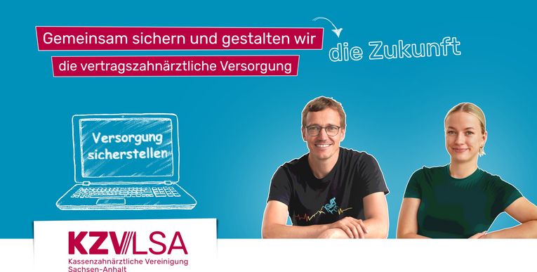 Gemeinsam die vertragszahnärztliche Versorgung sichern – KZV Sachsen-Anhalt Zwei junge Menschen, ein Mann und eine Frau, sitzen lächelnd vor einem blauen Hintergrund. Links im Bild steht auf einem gezeichneten Laptop: „Versorgung sicherstellen“. Darüber der Slogan: „Gemeinsam sichern und gestalten wir die vertragszahnärztliche Ve